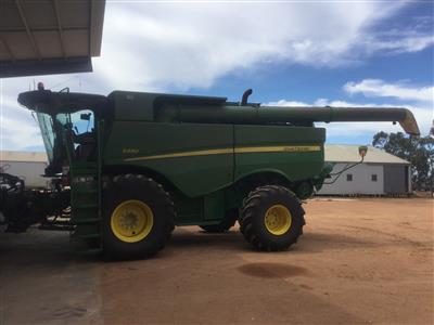JOHN DEERE S690 combine harvester