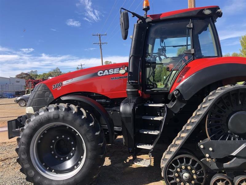Photo 1. Case IH Magnum 380 CVT rowtrac tracked tractor