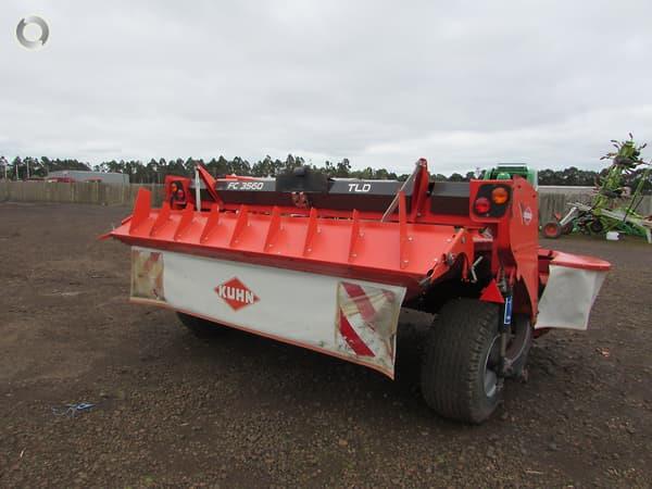 Photo 1. Kuhn FC3560TLD mower conditioner