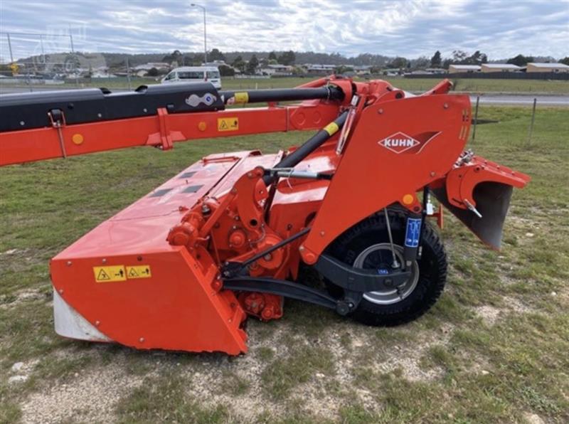 Photo 3. Kuhn FC4060 TCR windrower