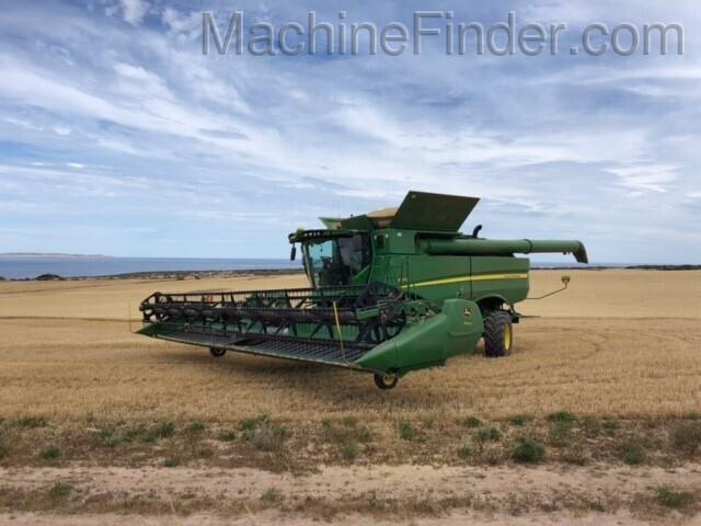 John Deere 640D combine harvester