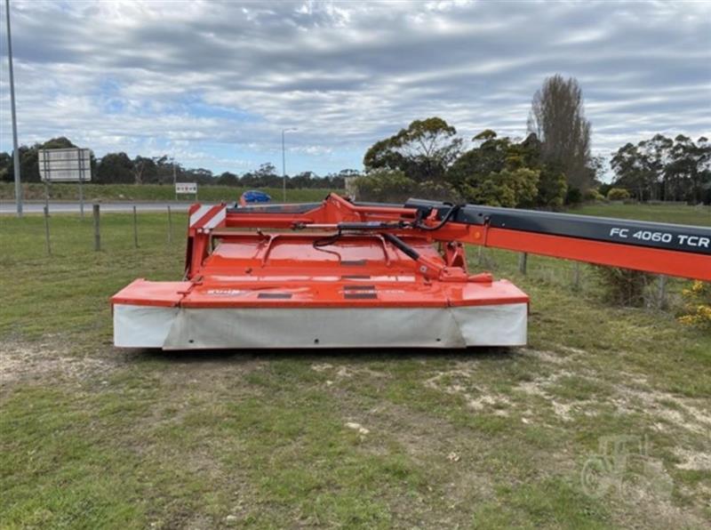 Photo 5. Kuhn FC4060 TCR windrower