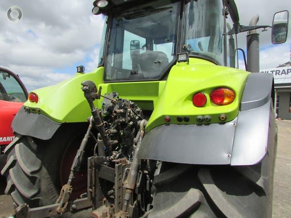 Photo 3. Claas Arion 640 tractor