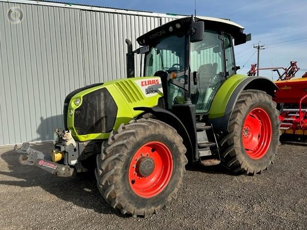 Photo 4. Claas Arion 530 tractor