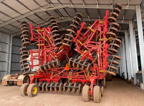 Photo 3. Bourgault 5710 II Air Drill