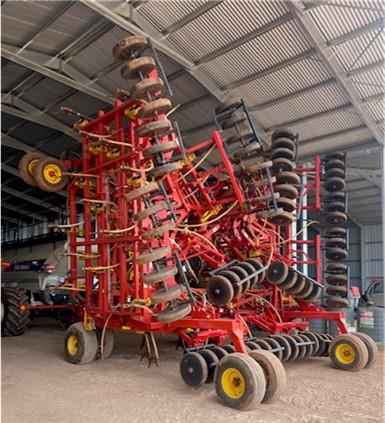 Photo 2. Bourgault 5710 II Air Drill