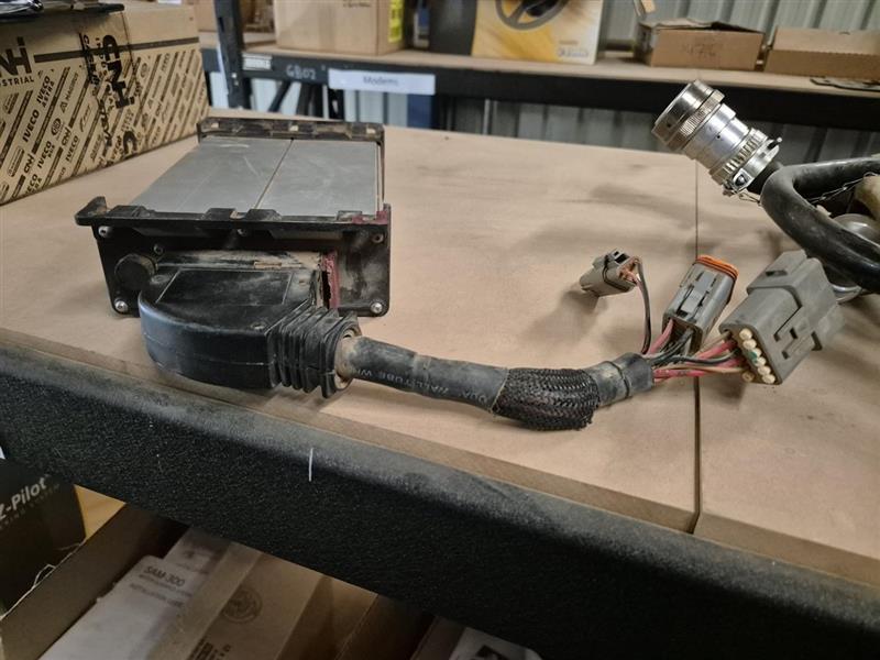 Photo 4. CNH ISO ECU ME30481 parts