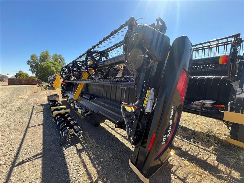 Photo 2. Macdon D125 harvester front