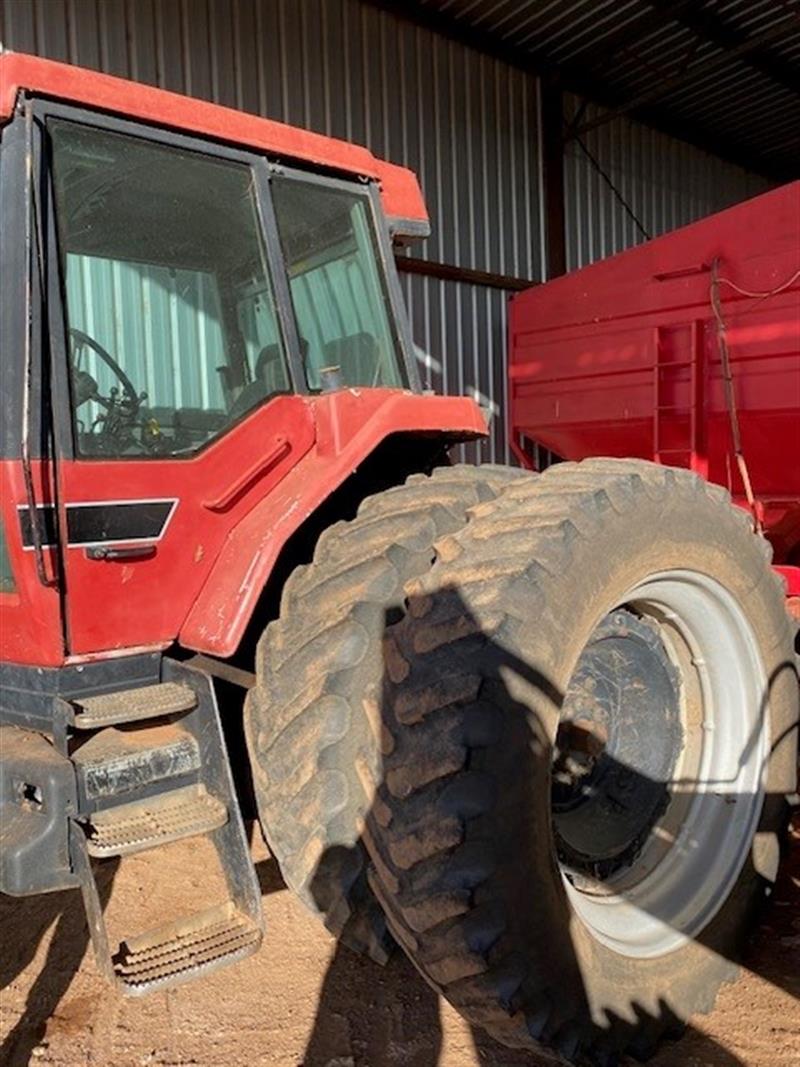 Photo 3. Case IH International 7140 tractor