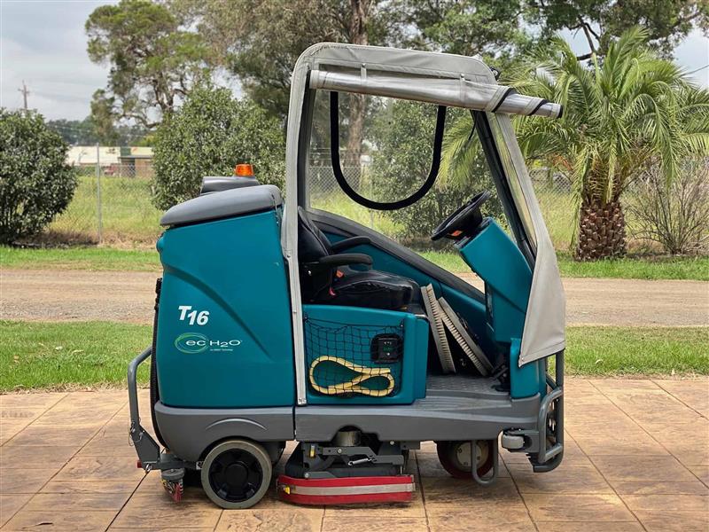Photo 4. Tennant T16 H2O eco electrid ride on scrubber vaccum