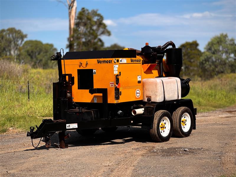 Photo 3. Vermeer VX30-250 trailer mounted hydro water vaccum