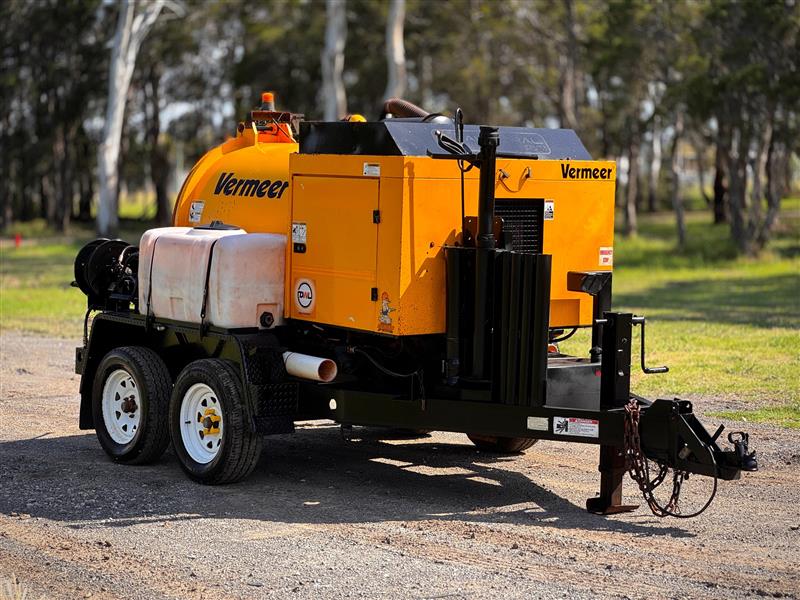 Photo 4. Vermeer VX30-250 trailer mounted hydro water vaccum