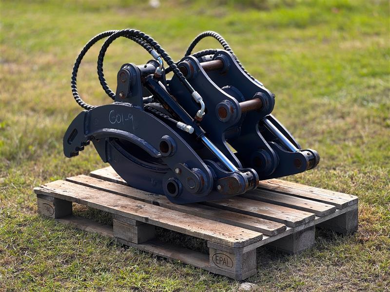 Photo 4. Warrior Wghu5-650 Dydraulic grab grapple attachment