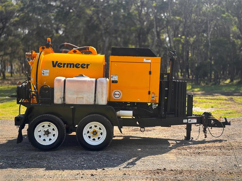 Photo 2. Vermeer VX30-250 trailer mounted hydro water vaccum