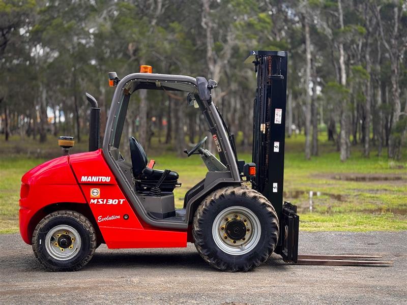 Photo 3. Manitou MSI30 3T all terrain forklift