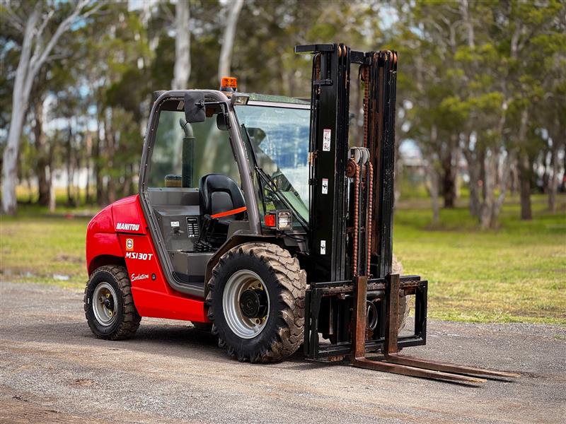 Photo 4. Manitou MSI30 3T all terrain forklift
