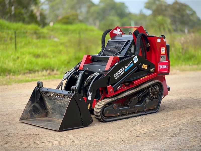 Photo 3. Toro TX1000 Vertical Lift loader