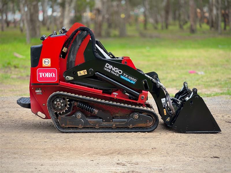 Photo 4. Toro TX1000 Vertical Lift loader