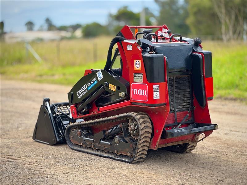 Photo 5. Toro TX1000 Vertical Lift loader