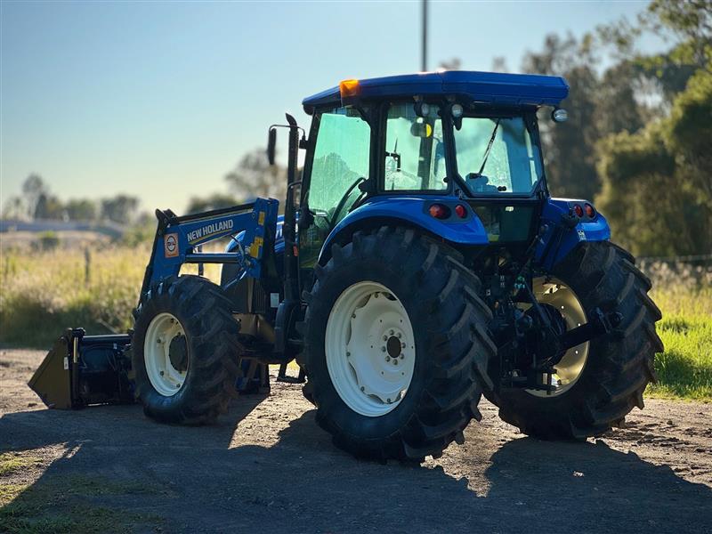 Photo 2. New Holland TD5.110 diesel 4x4 tractor
