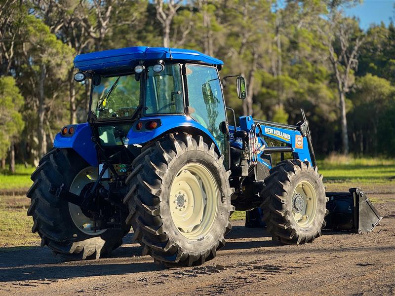 Photo 3. New Holland TD5.110 diesel 4x4 tractor