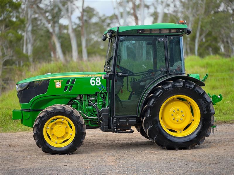 Photo 5. John Deere 5100GF 4wd a/c cabin tractor