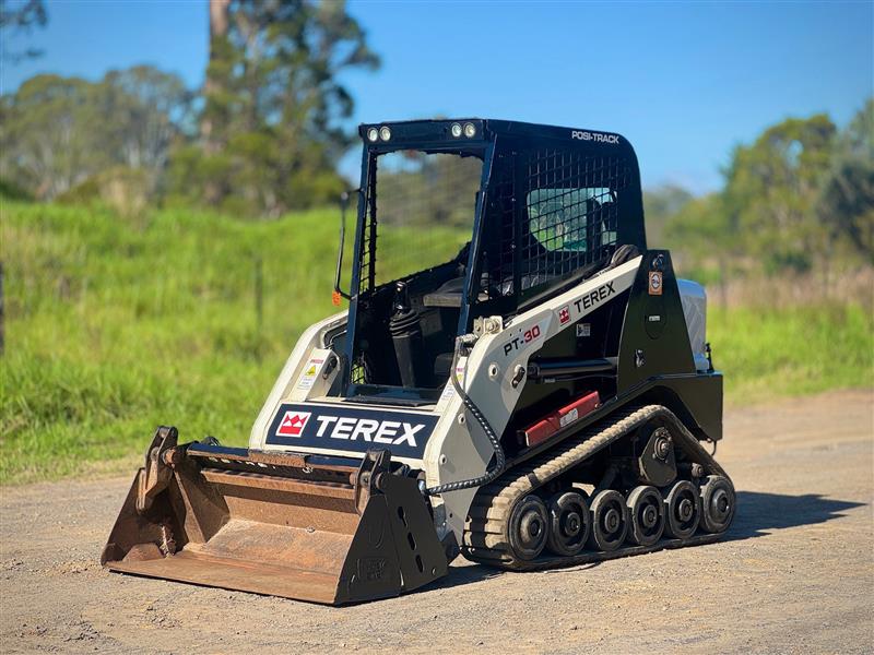 Photo 3. Terex PT30 tight access posi track skid steer loader