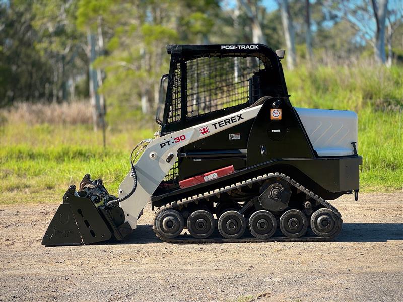 Photo 4. Terex PT30 tight access posi track skid steer loader