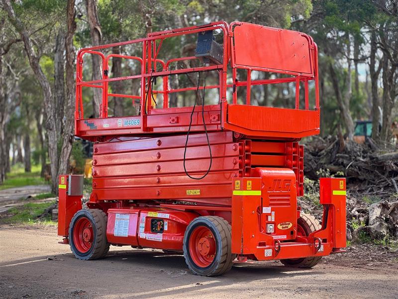 Photo 2. JLG M4069 Electric Scissor lift elevated work platform