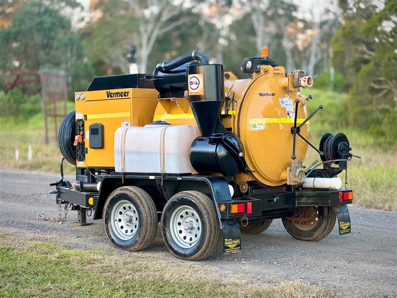 Photo 4. Vermeer VX30-250 trailer mounted hydro water vaccum