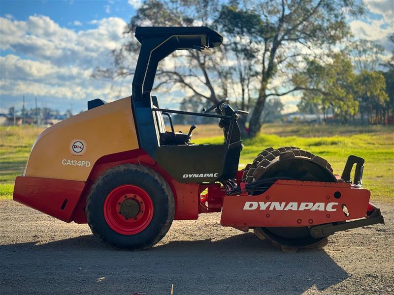 Photo 2. Dynapac CA134 5T articulated pad foot roller