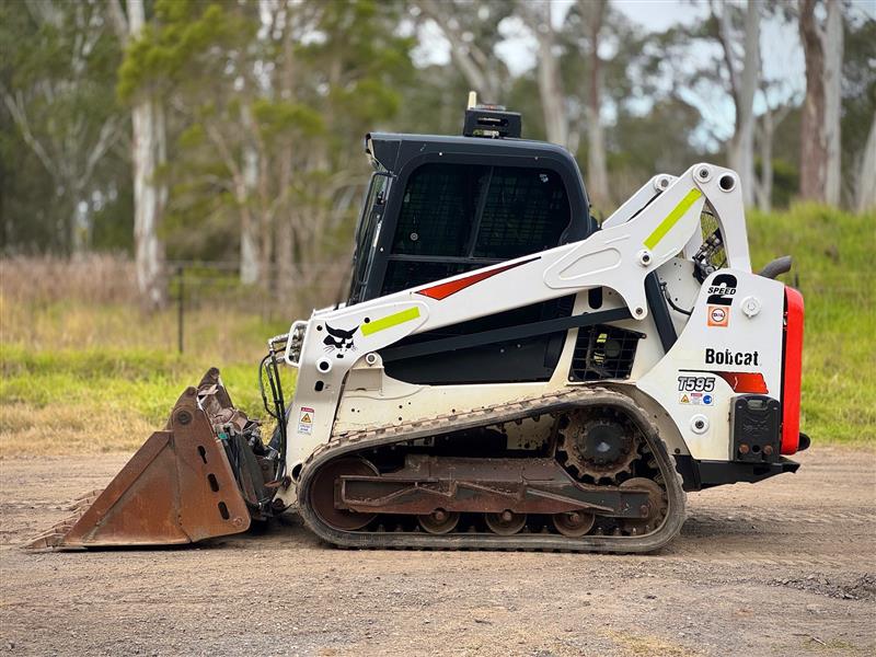 Photo 3. Bobcat T595 skid steer loader