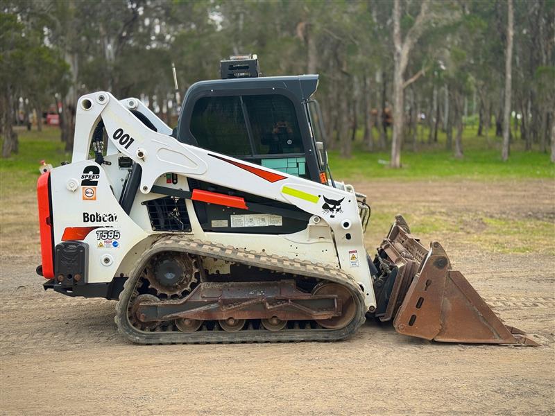 Photo 4. Bobcat T595 skid steer loader