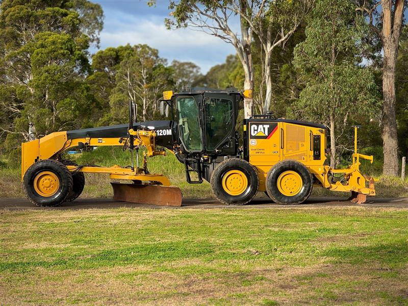 Photo 2. Caterpillar 120M VHP plus articulated grader