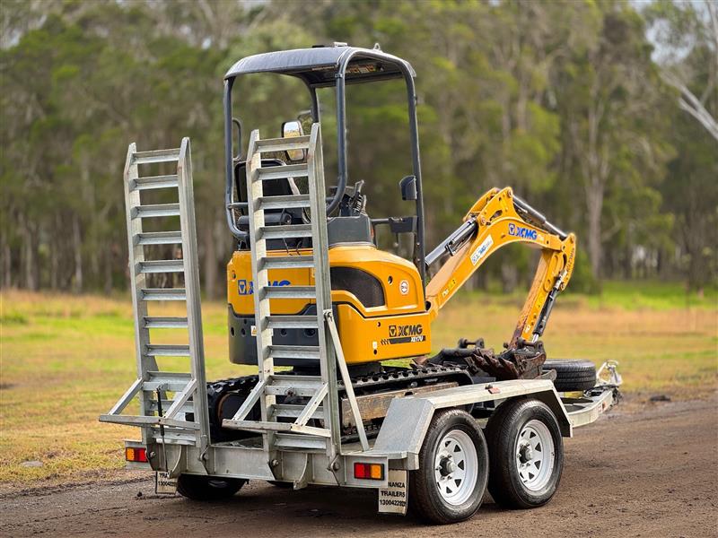 Photo 2. XCMG XC17U 1.7T rubber tracked excavator