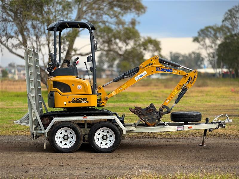 Photo 4. XCMG XC17U 1.7T rubber tracked excavator