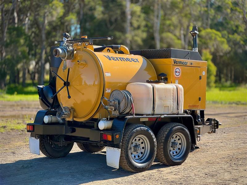 Photo 3. Vermeer VX30-250 trailer mounted hydro water vaccum
