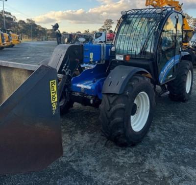 Photo 2. New Holland LM742 telehandler