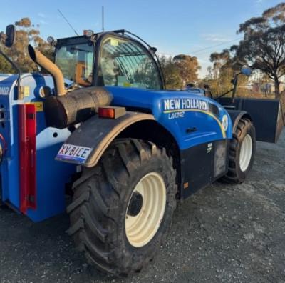Photo 3. New Holland LM742 telehandler