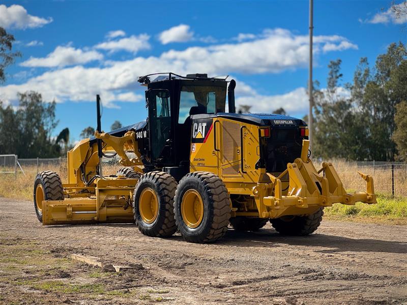Photo 3. Caterpillar 140M AWD VHP 14ft articulated motor street grader