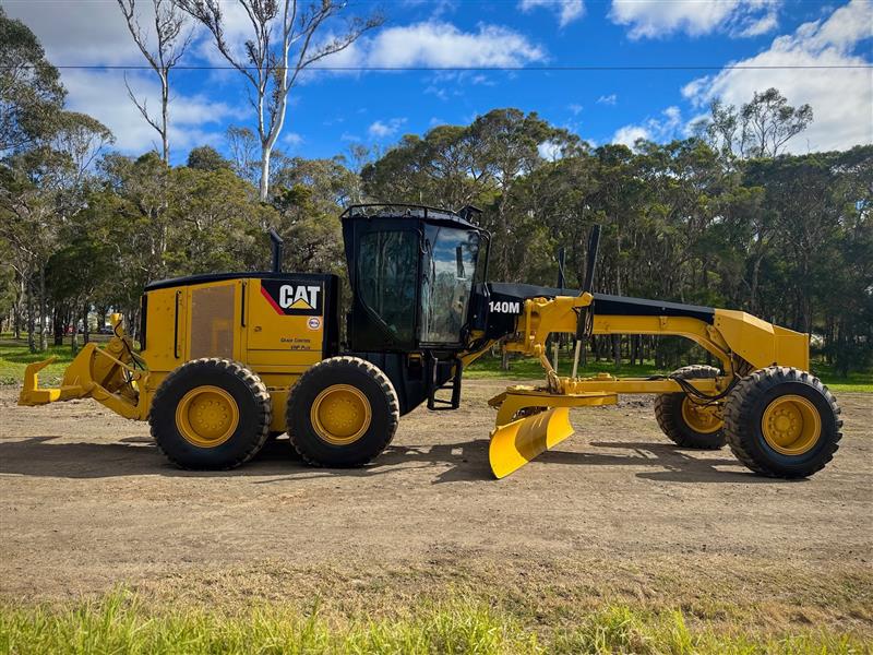 Photo 4. Caterpillar 140M AWD VHP 14ft articulated motor street grader