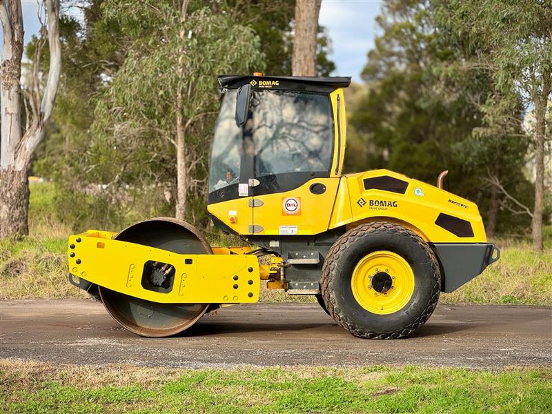 Photo 5. Bomag BW177 D-5 6.7T single drum articulated roller