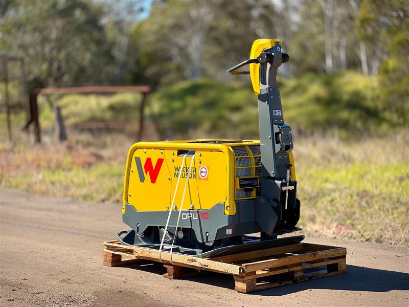 Photo 2. Wacker Neuson DPU110 reversible vitrating plate compactor roller