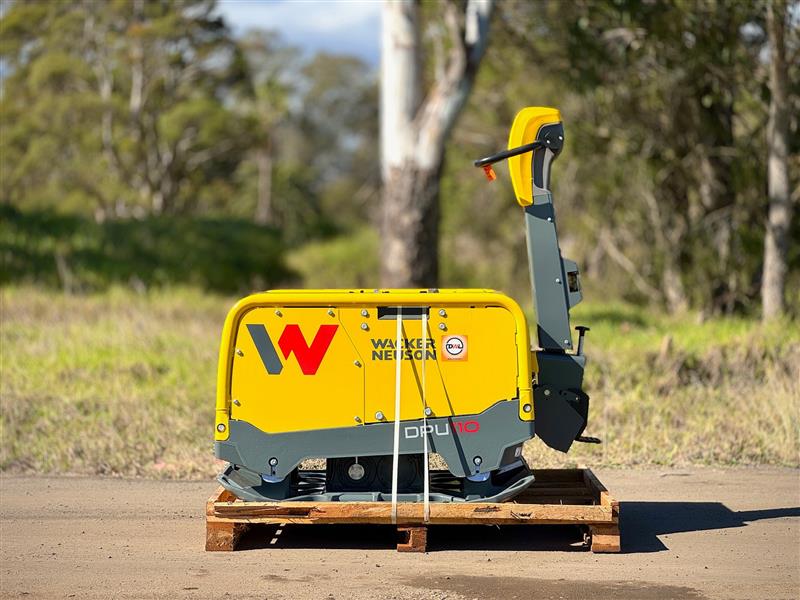 Photo 3. Wacker Neuson DPU110 reversible vitrating plate compactor roller