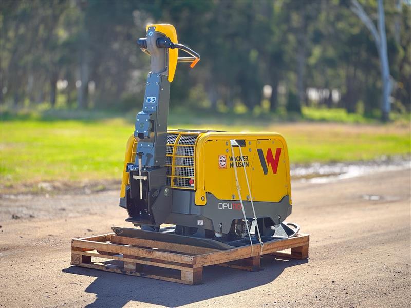 Photo 4. Wacker Neuson DPU110 reversible vitrating plate compactor roller