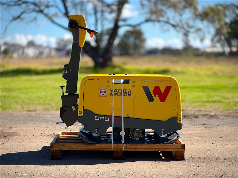 Photo 5. Wacker Neuson DPU110 reversible vitrating plate compactor roller