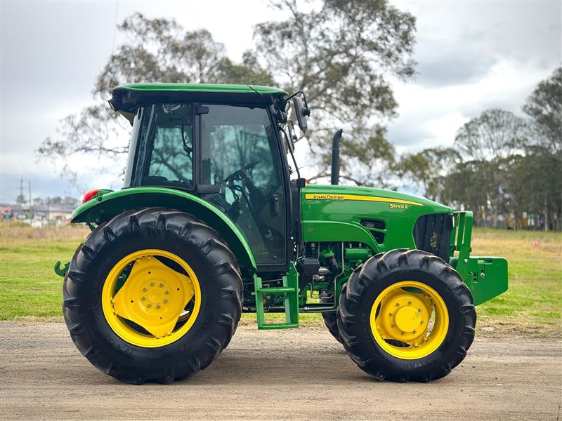 Photo 2. John Deere 5093E a/c cabin tractor