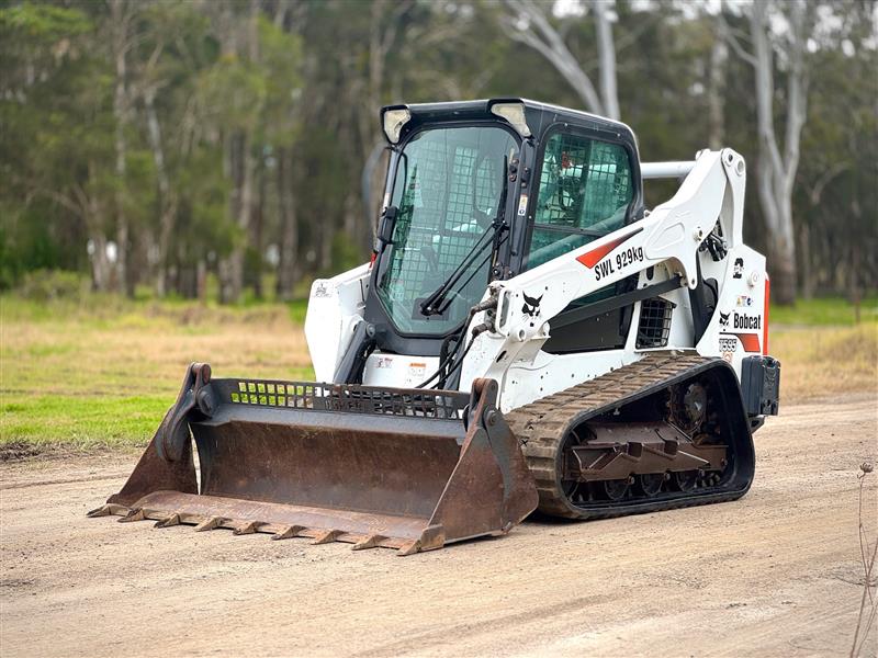 Photo 4. Bobcat T595 skid steer loader