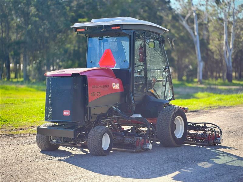 Photo 2. Toro Reelmaster 7000D ride on fairway clinder golf course lawn mower