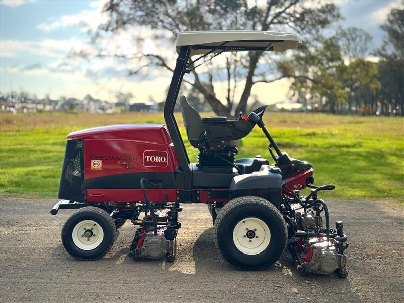Photo 2. Toro Reelmaster 5010-H cross trax hydrid AWD reel fairway mower
